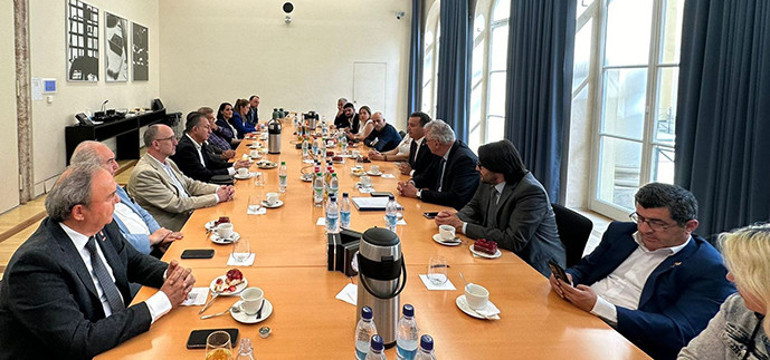 ‘AfD huzuru bozamaz’