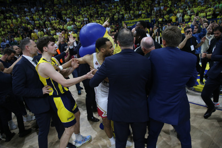 Fenerbahçe Beko - Monaco maçı sonrası ortalık fena karıştı Mike Jamesten skandal hareket, Kerim Rahmi Koç çılgına döndü