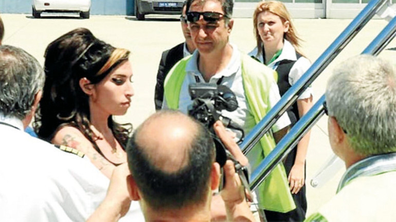 Amy Winehouse’un hayatını anlatan ‘Back to Black’ filmi gösterimde: İstanbul’da, bir otel odasında...