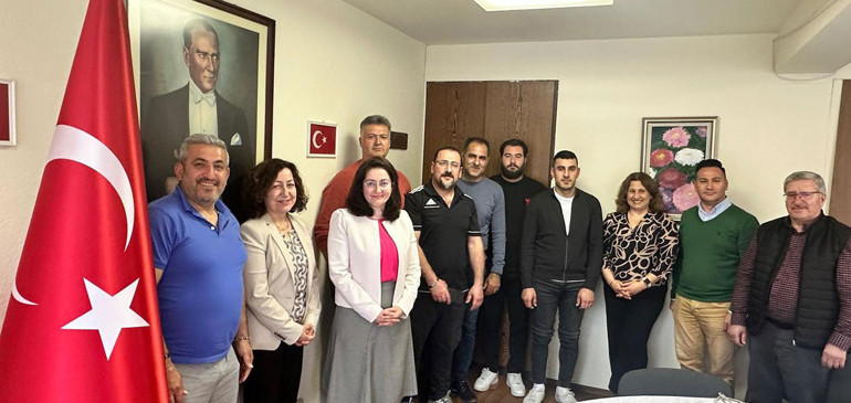 Bayrağını kap, sen de gel