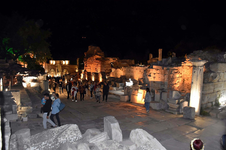 Efes Antik Kentinde gece müzeciliği... Ziyaret saat 00.00a kadar uzatıldı