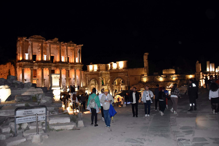 Efes Antik Kentinde gece müzeciliği... Ziyaret saat 00.00a kadar uzatıldı
