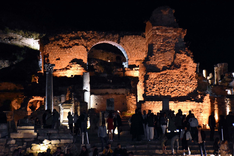 Efes Antik Kentinde gece müzeciliği... Ziyaret saat 00.00a kadar uzatıldı
