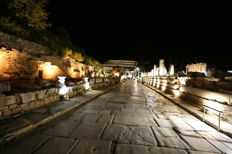 Efes Antik Kentinde gece müzeciliği... Ziyaret saat 00.00a kadar uzatıldı