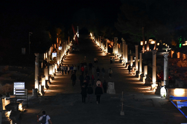 Efes Antik Kentinde gece müzeciliği... Ziyaret saat 00.00a kadar uzatıldı