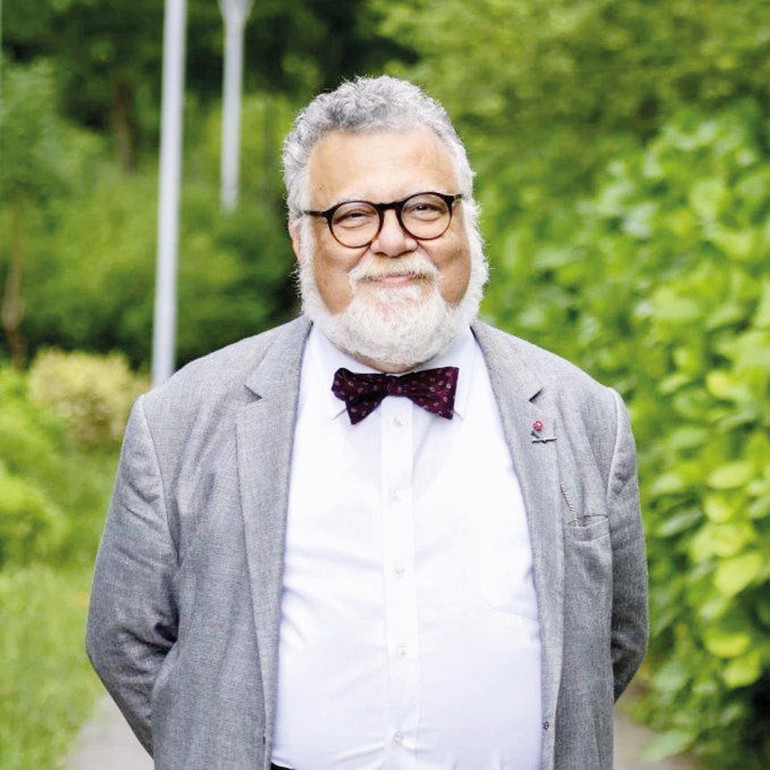 İçlerinden ne diyorlardır acaba