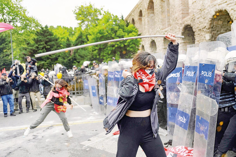 İçlerinden ne diyorlardır acaba