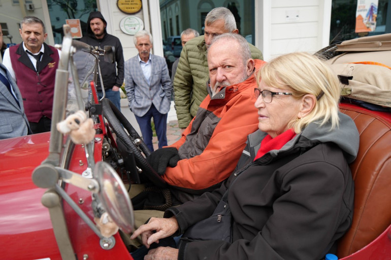 İngiliz çift 1924 model otomobille dünya turunda