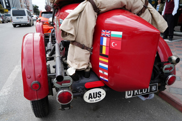 İngiliz çift 1924 model otomobille dünya turunda