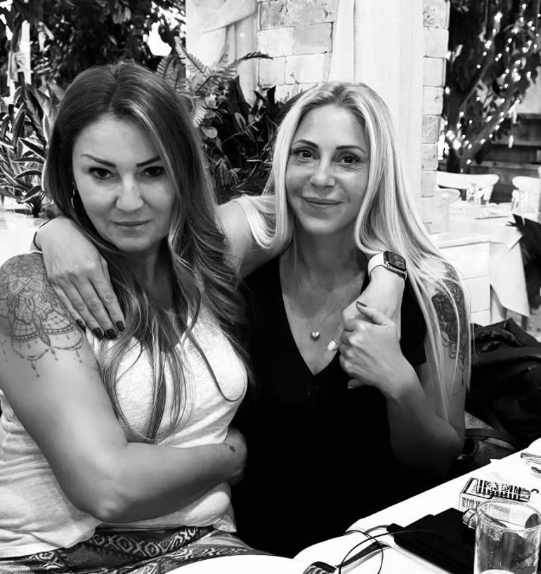 İki kızdan biri şimdi çok ünlü... 40 yıl sonra aynı poz