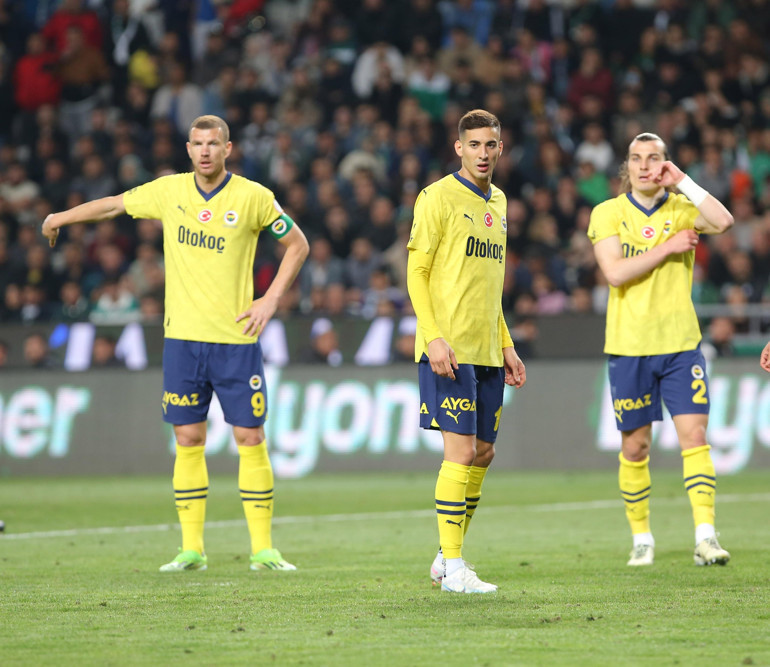 Fenerbahçenin eski futbolcularından Konyaspor maçı sonrası flaş yorumlar: Şampiyonluk gitti Bu kadro Jesusta olsaydı...