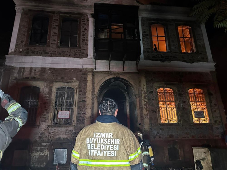 İzmirde tarihi bina küle döndü