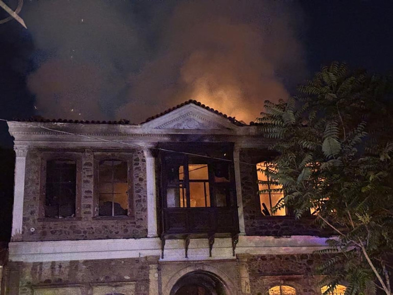 İzmirde tarihi bina küle döndü