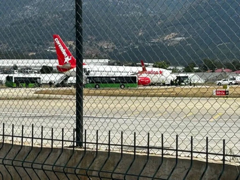 Antalyada faciadan dönüldü Yolcu uçağı iniş yaparken lastiği patladı... Ulaştırma ve Altyapı Bakanlığından ilk açıklama