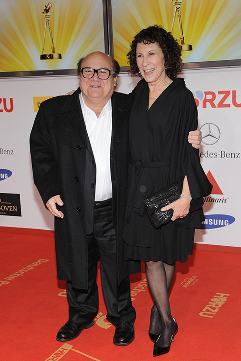 Ünlü çift başarılı evliliğin sırrını açıkladı... Bunca yılda kardeş gibi olduk... Artık aynı yatakta bile uyumuyoruz