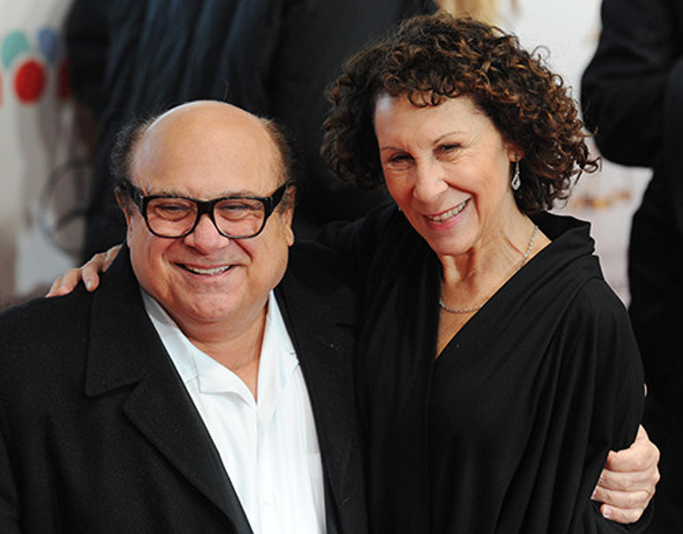 Ünlü çift başarılı evliliğin sırrını açıkladı... Bunca yılda kardeş gibi olduk... Artık aynı yatakta bile uyumuyoruz