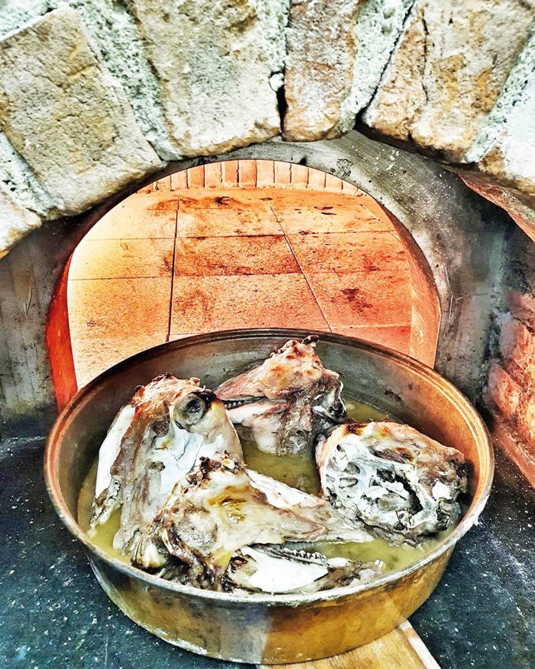 Sakatat yemek sürprizli bir cinayet romanı okumak gibi