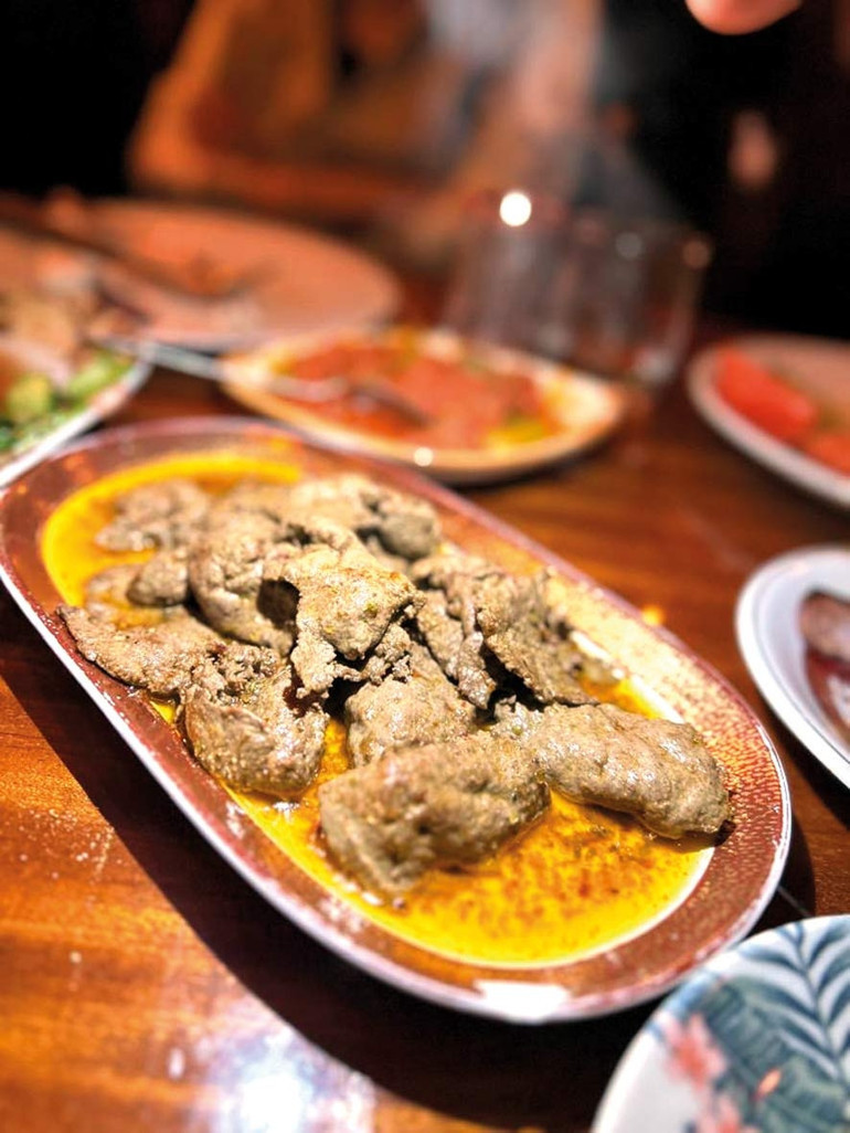 Sakatat yemek sürprizli bir cinayet romanı okumak gibi