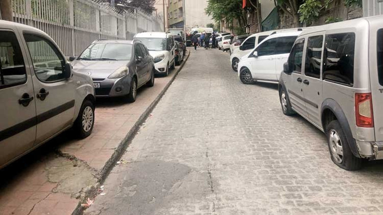 Kaldırıma park edenlerin lastikleri bıçaklandı