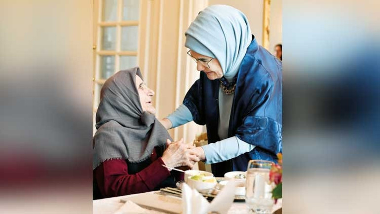 Anneler Günü Kutlu Olsun:  ‘İnsanlık elbisesi annelik tezgâhında dokundu’