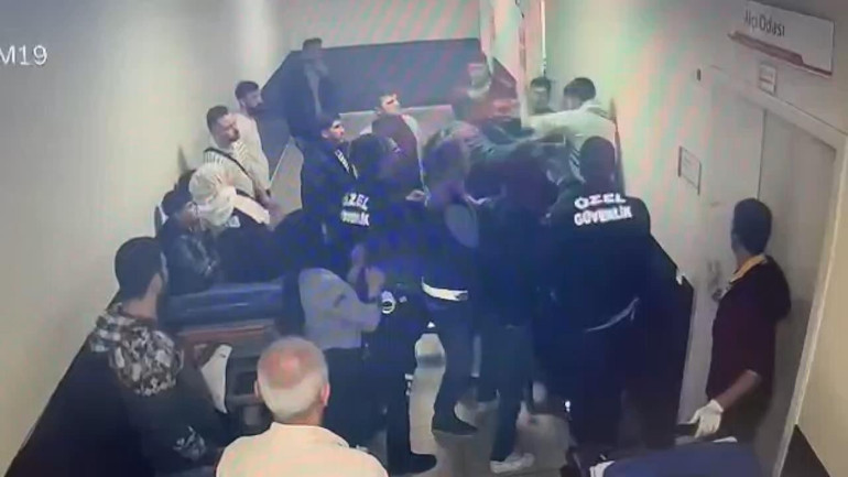 İstanbuldaki hastanede akılalmaz olay: Sedyede yatarken ayağa kalkıp doktora saldırdı