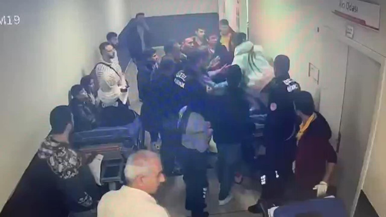 İstanbuldaki hastanede akılalmaz olay: Sedyede yatarken ayağa kalkıp doktora saldırdı