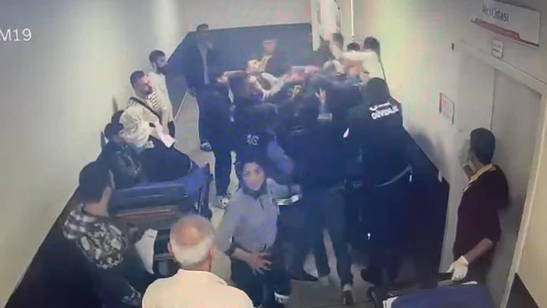 İstanbuldaki hastanede akılalmaz olay: Sedyede yatarken ayağa kalkıp doktora saldırdı