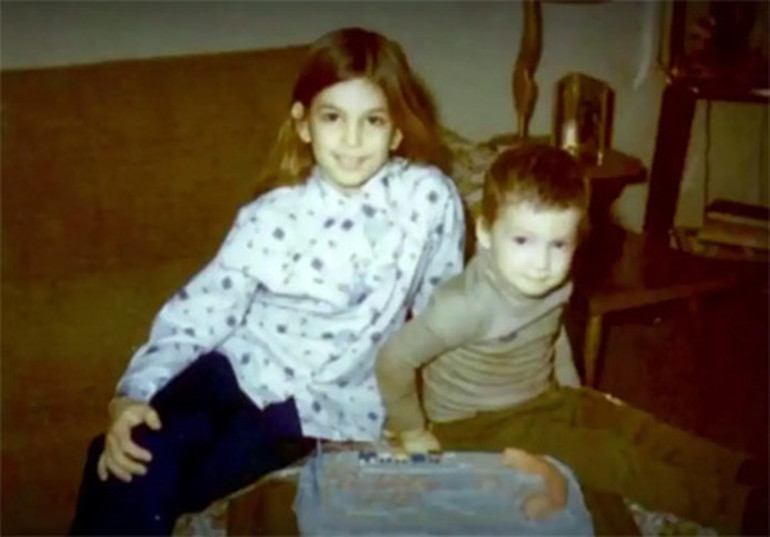 Ünlü yıldız aile trajedisi hakkında ilk kez konuştu... Babam onu çok beklemişti... Tek erkek kardeşim küçücük yaşta öldü...  Kendimi öyle suçlu hissediyorum ki