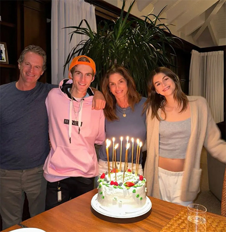 Ünlü yıldız aile trajedisi hakkında ilk kez konuştu... Babam onu çok beklemişti... Tek erkek kardeşim küçücük yaşta öldü...  Kendimi öyle suçlu hissediyorum ki