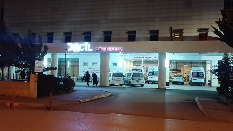 Eşini evde başkasıyla yakalayan koca dehşet saçtı