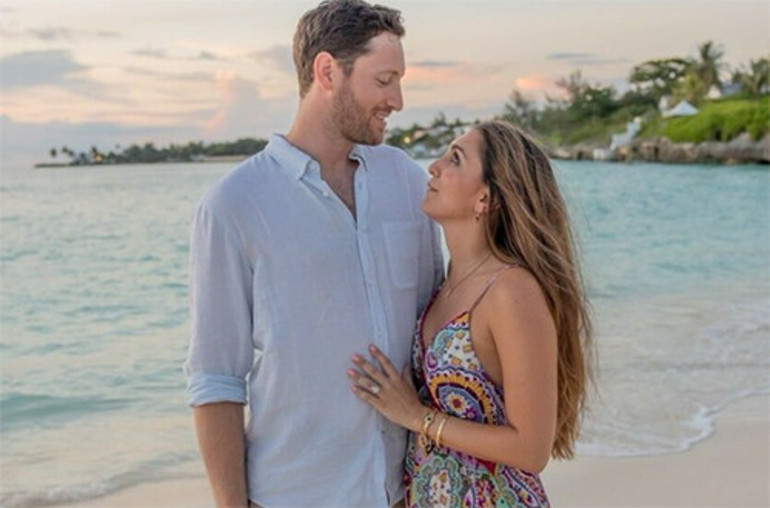 Sevgilisi önünde diz çökünce gözyaşlarına boğulmuştu... Herkes gelinliğini merak ediyor