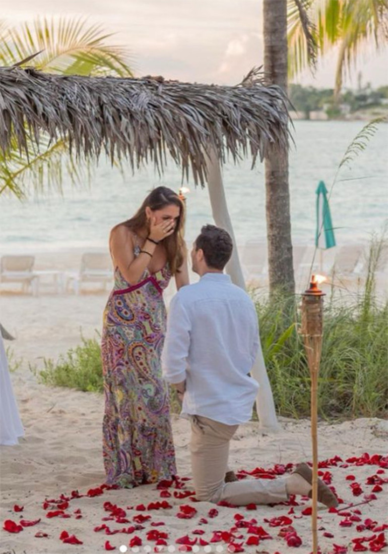 Sevgilisi önünde diz çökünce gözyaşlarına boğulmuştu... Herkes gelinliğini merak ediyor