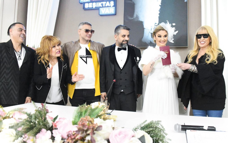 Zerrin Özer yardımla yürüdü... Nörolog arıyorum