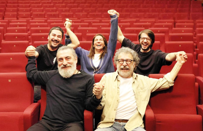 Zerrin Özer yardımla yürüdü... Nörolog arıyorum