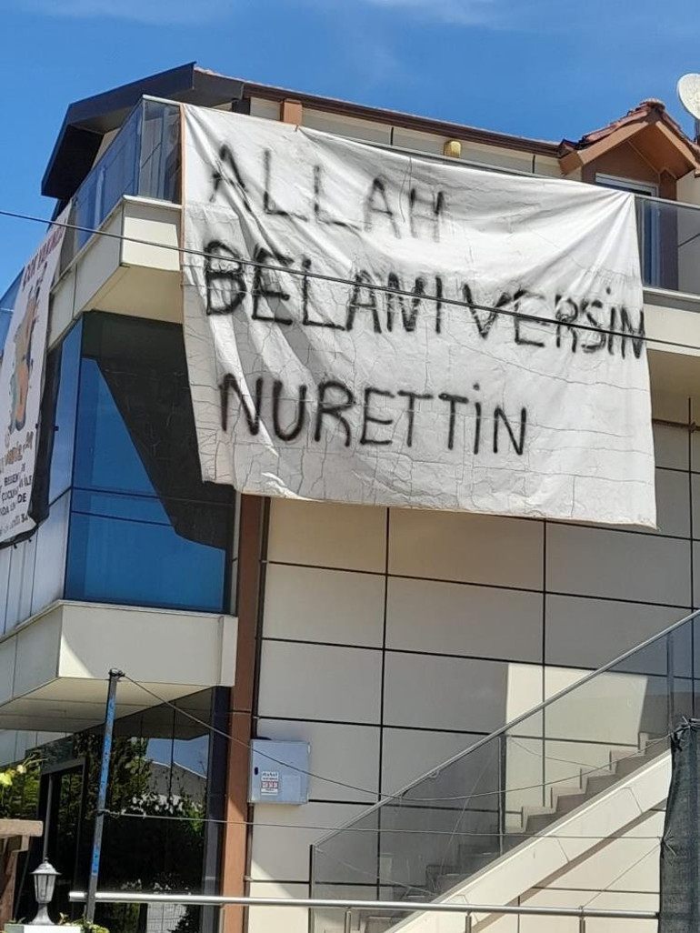 Nurettin pankartı gizemini koruyor: Daha önce böyle bir şeye denk gelmedim