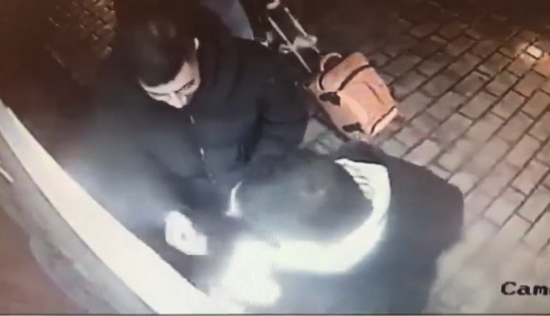 İstanbulda turistleri bankamatik kartınızı yuttu yalanıyla dolandırdılar