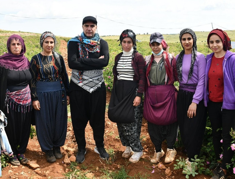 7 yıl önce hayallerinin peşinden gitti... Şimdi gül fabrikası var