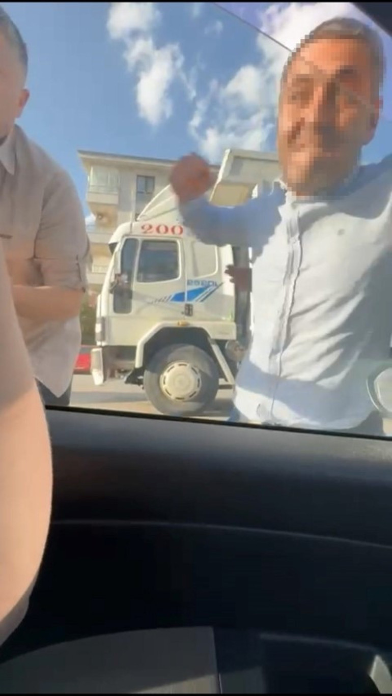 Sen misin kornayla uyaran Trafik magandaları dehşet saçtı: Aracın camını kırıp tehditler savurdular