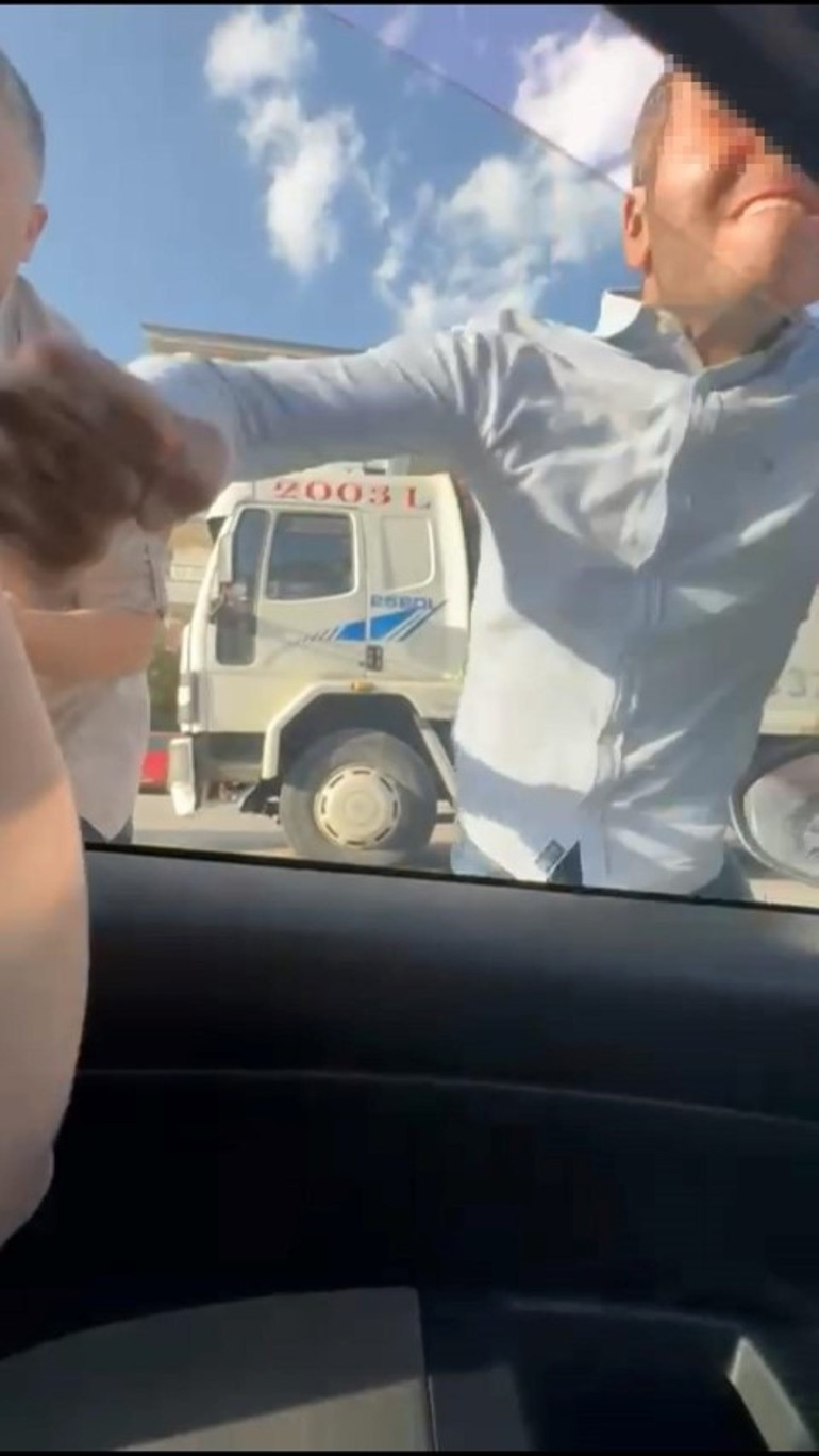 Sen misin kornayla uyaran Trafik magandaları dehşet saçtı: Aracın camını kırıp tehditler savurdular