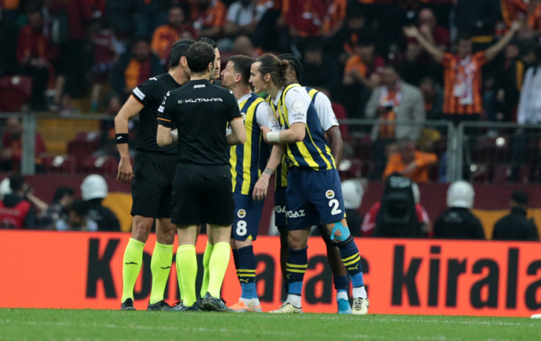 Galatasaray-Fenerbahçe maçında çok konuşulan karar Kırmızı kart sonrası yoğun itiraz...