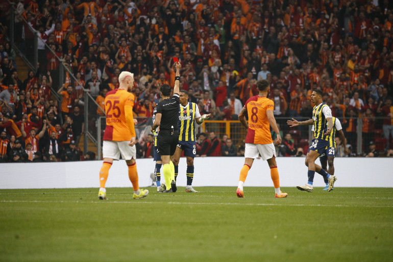 Galatasaray-Fenerbahçe maçında çok konuşulan karar Kırmızı kart sonrası yoğun itiraz...