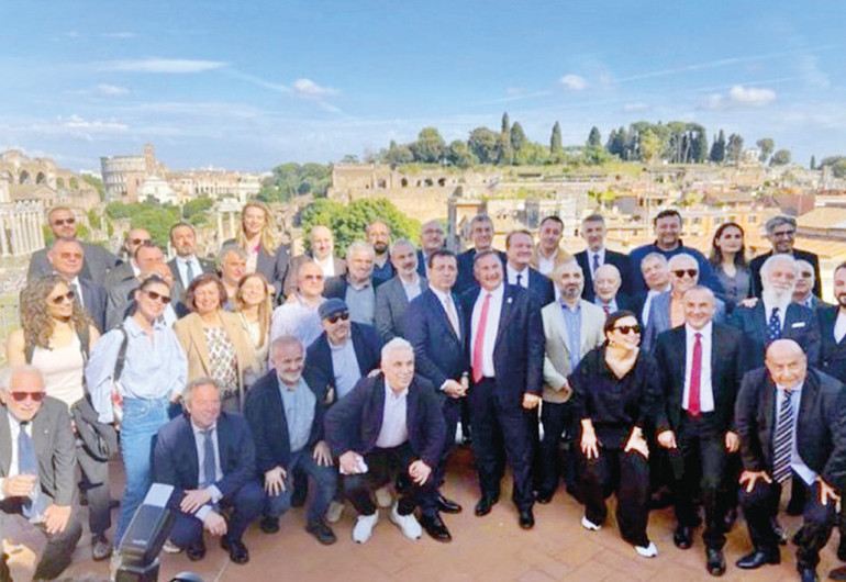 Uçakçı bir gazeteci olarak merak ettiğim bir şey var