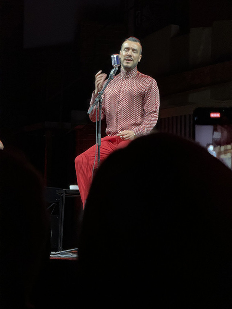 Cem Adrian’dan unutulmaz konser: ‘Bu da gelir bu da geçer ağlama Gazze’