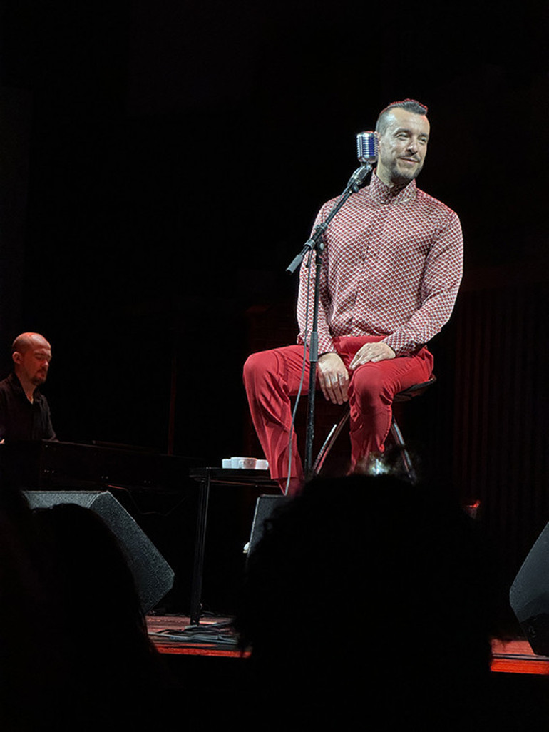 Cem Adrian’dan unutulmaz konser: ‘Bu da gelir bu da geçer ağlama Gazze’
