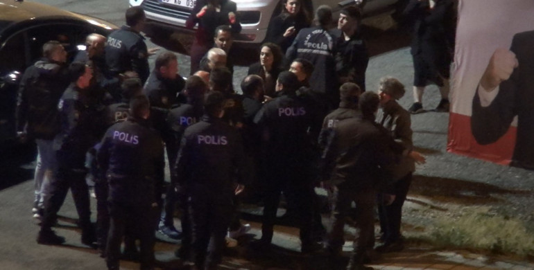 Alkolmetreyi üflemeyip polisleri tehdit ettiler O anlar kamerada