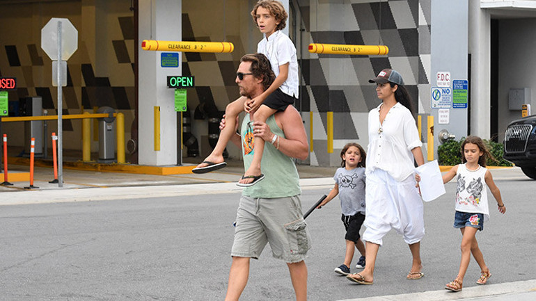 Ünlü çift lüks evlerini satıp şehir hayatından kaçtı… Kızlarını küçük yerde büyütecekler