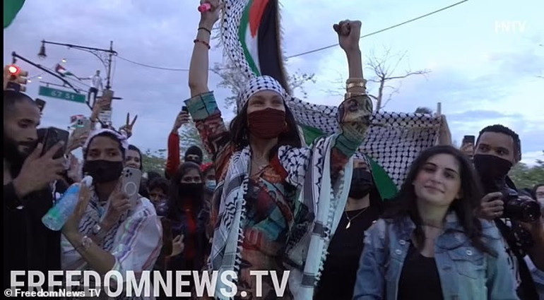 Bella Hadidden sessiz Filistin eylemi... Kendi sustu kefiye elbisesi konuştu...