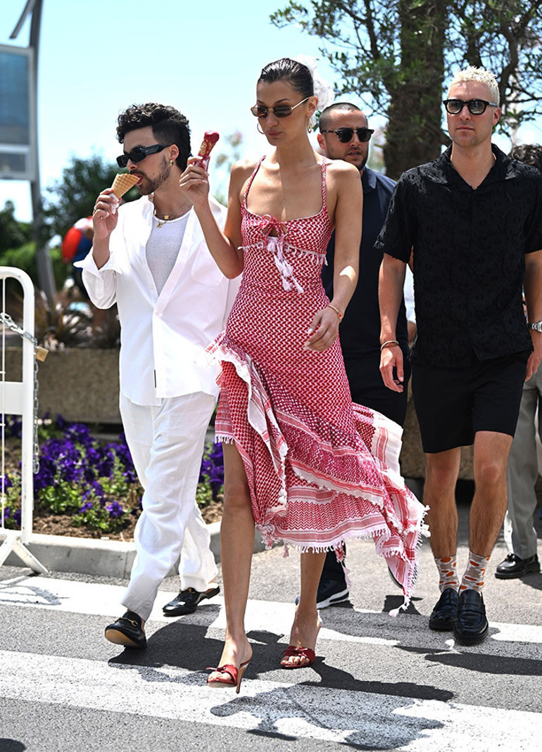 Bella Hadidden sessiz Filistin eylemi... Kendi sustu kefiye elbisesi konuştu...