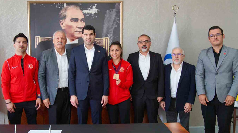 Avcılar Belediye Spor Kulübü’nün güreşçisi Delal Kadirden altın madalya