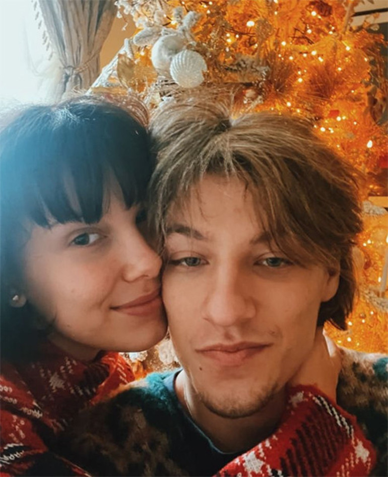 İlk aşkınla evlenmek zorunda değilsin diyenlere kulak asmadı... Ünlü oyuncu 20 yaşında gizlice gelin oldu